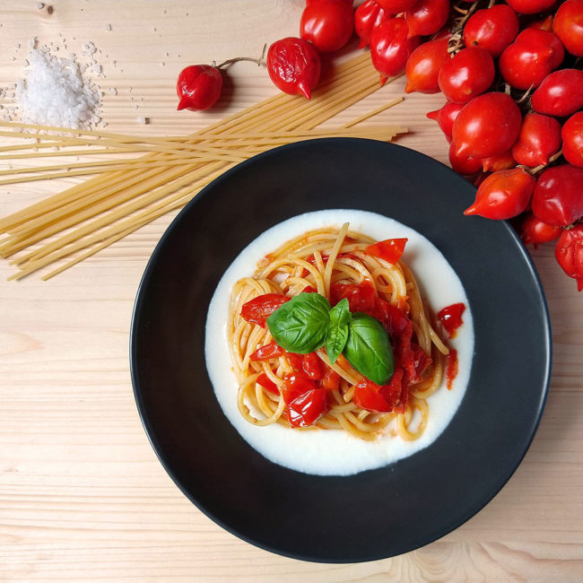ricetta xebon spaghetti con pomodorini del Piennolo su crema di mozzarella fiordilatte